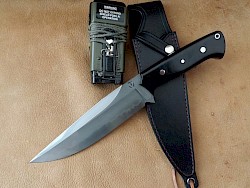 Hunting and camping knives with a distinct edge